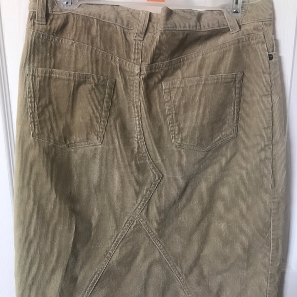 Roots nearly new corduroy skirt - Picture 2 of 3